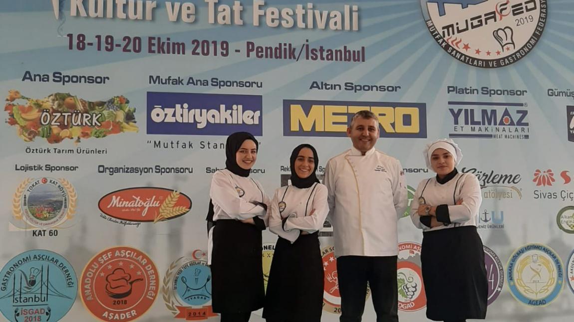 Yiyecek İçecek Hizmetleri Öğrencilerimiz İstanbul'dan da Madalyalar İle Döndü