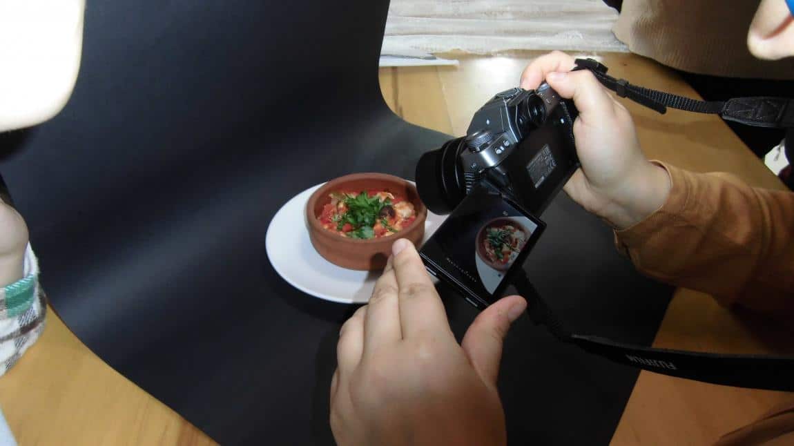 Grafik ve Fotoğraf Alanı Öğrencilerine Yiyecek Fotoğraf Çekimi Etkinliği Düzenlendi