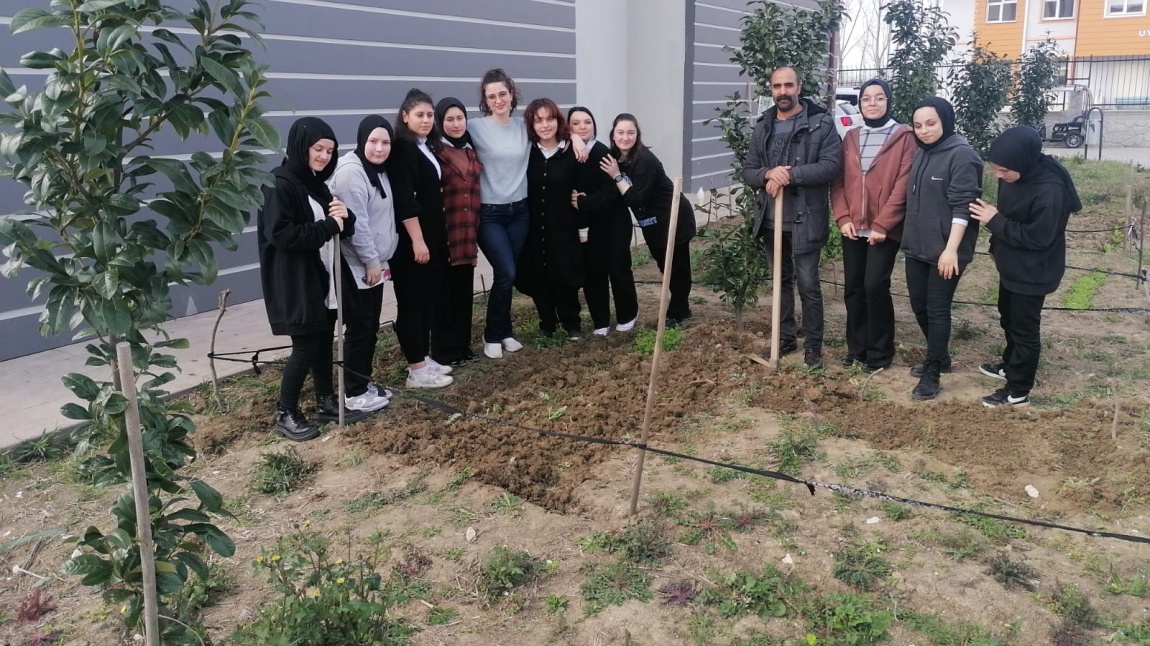 Öğrenciler Hazırladıkları Kompost Gübreyi Toprakla Buluşturdu